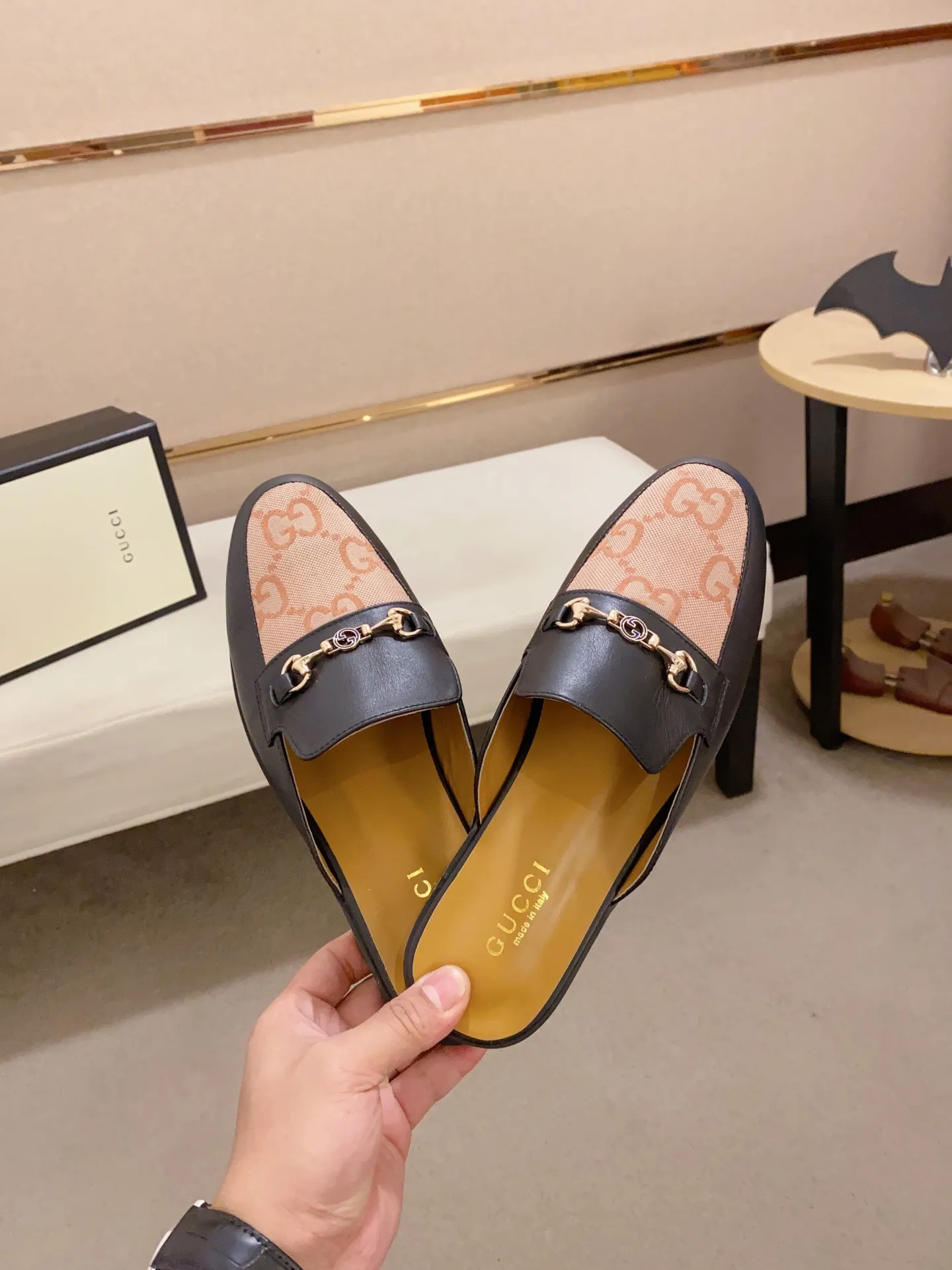 Men's shoes 💰: 380💰 (Gucci). The latest trendy shoes, casual Baotou mops, popular in physical stores, sizes 38-44. New and comfortable, imported custom-made original cowhide, with unique sequin element design. With sheepskin lining, original bottom, high-end packaging and high quality💪Details determine the quality, you can enter and leave the counter at will, welcome to compare!